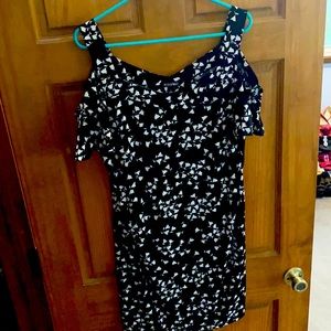 Cute summer cold shoulder dress size Large. Worn twice.